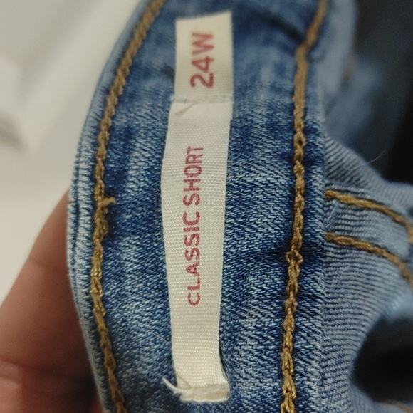 Women's Levi's classic shorts. Size 24W - Picture 4 of 4